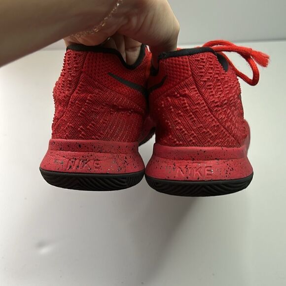NIKE KYRIE 3 x THREE POINT CONTEST CANDY APPLE - Picture 7 of 8